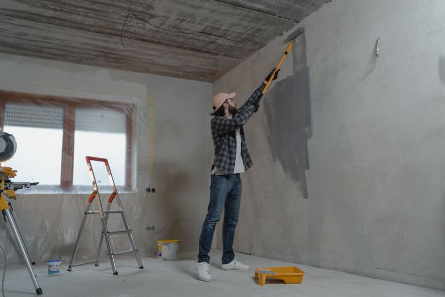 Apdailos darbai visoje Lietuvoje — sienų dažymas remonto metu