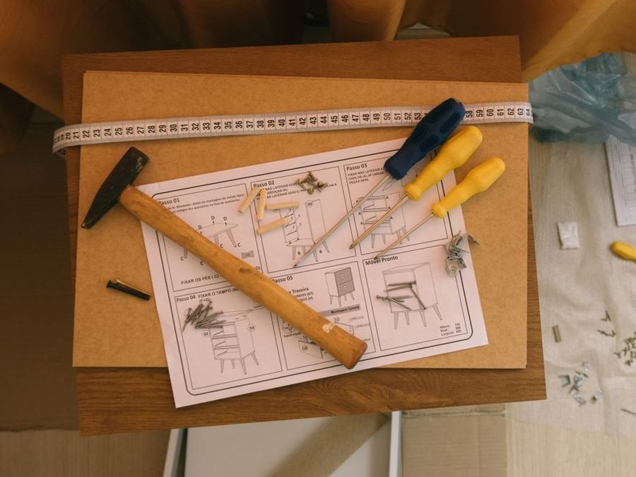 Baldų surinkimo instrukcija, plaktukas ir atsuktuvai ant spintos