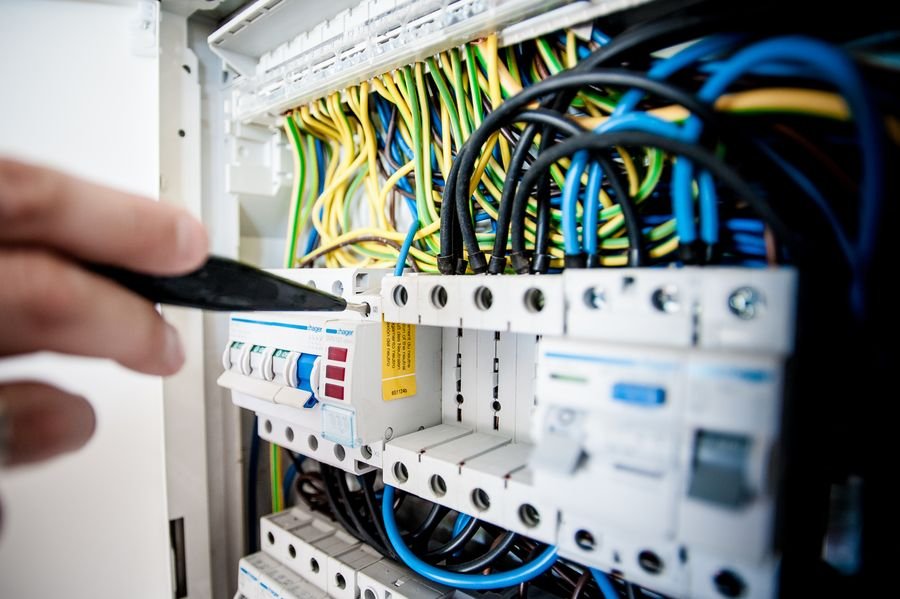 Elektrikas visoje Lietuvoje tvarko elektros skydinę su laidais